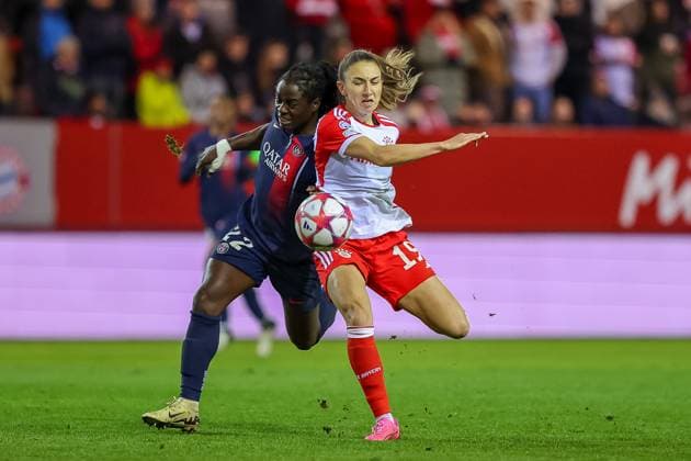 Katharina Naschenweng (FC Bayern Muenchen, 19) ) mit Tabitha Chawinga (Paris St. Germain, 22) FC Bayern Muenchen vs. Paris St. Germain, Fussball UEFA Women s Champions League, Gruppenrunde 6. Spieltag, Saison 23 24, 30.01.2024; FC Bayern Muenchen vs. Paris St. Germain, Fussball UEFA Women s Champions League, Gruppenrunde 6. Spieltag, Saison 23 24, 30.01.2024 Muenchen Copyright: xEibner-Pressefoto JennixMaulx EP_JML