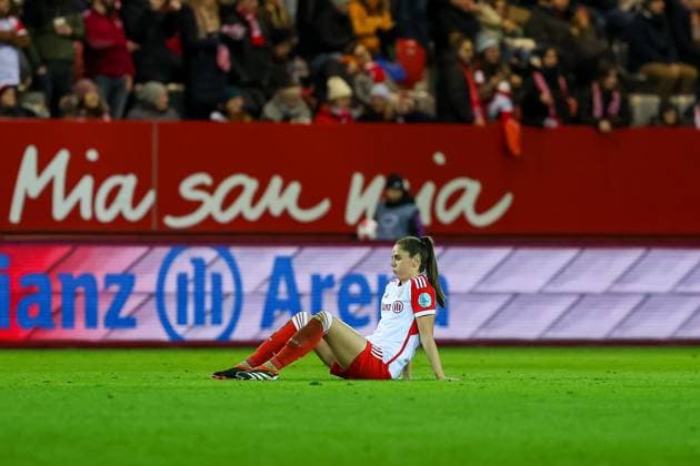 Sarah Zadrazil (FC Bayern Muenchen, 25) nach dem Spiel, FC Bayern Muenchen vs. Paris St. Germain, Fussball UEFA Women s Champions League, Gruppenrunde 6. Spieltag, Saison 23 24, 30.01.2024; FC Bayern Muenchen vs. Paris St. Germain, Fussball UEFA Women s Champions League, Gruppenrunde 6. Spieltag, Saison 23 24, 30.01.2024 Muenchen Copyright: xEibner-Pressefoto JennixMaulx EP_JML