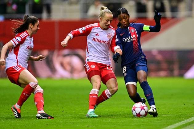 v.li.: Sarah Zadrazil (FC Bayern München, FCB, 25) Lea Schüller (FC Bayern München, FCB, 11) Grace Geyoro (PSG, 8) im Zweikampf, Duell, duel, tackle, Dynamik, Action, Aktion, 30.01.2024, München (Deutschland), Fussball, UEFA Womens Champions League, Gruppe C, FC Bayern München - Paris Saint-Germain
