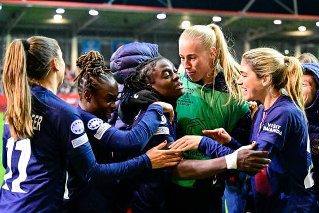 Spielerinnen von Paris Saint-Germain mit Torjubel, Jubel, Torjubel, Torerfolg, celebrate the goal, goal, celebration, Jubel ueber das Tor zum 1:1 durch Tabitha Chawinga (PSG, 22) (3.v.li.), optimistisch, Action, Aktion, 30.01.2024, München (Deutschland), Fussball, UEFA Womens Champions League, Gruppe C, FC Bayern München - Paris Saint-Germain