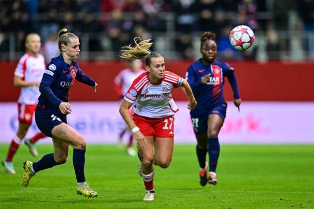 v.li.: Jade Le Guilly (PSG, 28) Klara Bühl (FC Bayern München, FCB, 17) im Zweikampf, Duell, duel, tackle, Dynamik, Action, Aktion, 30.01.2024, München (Deutschland), Fussball, UEFA Womens Champions League, Gruppe C, FC Bayern München - Paris Saint-Germain