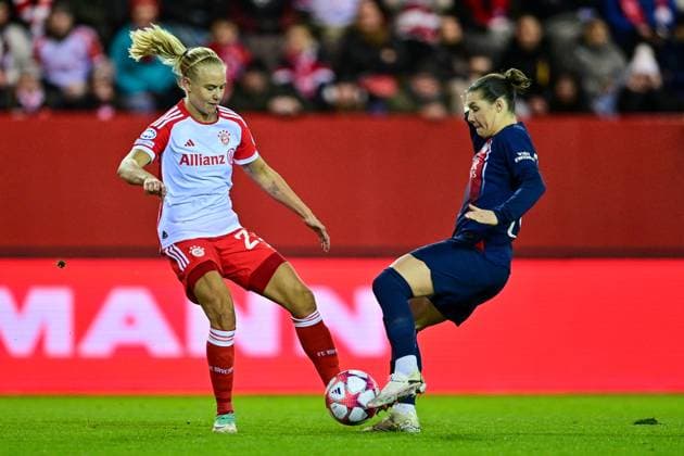 v.li.: Pernille Harder (FC Bayern München, FCB, 21) Ramona Bachmann (PSG, 10) im Zweikampf, Duell, duel, tackle, Dynamik, Action, Aktion, 30.01.2024, München (Deutschland), Fussball, UEFA Womens Champions League, Gruppe C, FC Bayern München - Paris Saint-Germain