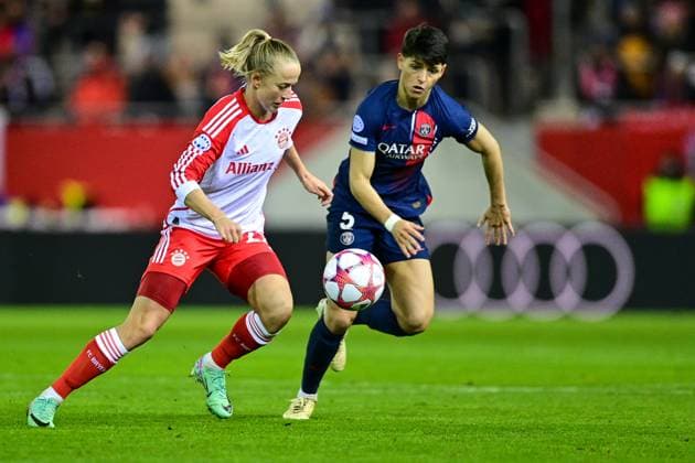 v.li.: Lea Schüller (FC Bayern München, FCB, 11) Elisa De Almeida (PSG, 5) im Zweikampf, Duell, duel, tackle, Dynamik, Action, Aktion, 30.01.2024, München (Deutschland), Fussball, UEFA Womens Champions League, Gruppe C, FC Bayern München - Paris Saint-Germain