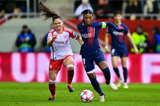 v.li.: Sarah Zadrazil (FC Bayern München, FCB, 25) Grace Geyoro (PSG, 8) im Zweikampf, Duell, duel, tackle, Dynamik, Action, Aktion, 30.01.2024, München (Deutschland), Fussball, UEFA Womens Champions League, Gruppe C, FC Bayern München - Paris Saint-Germain