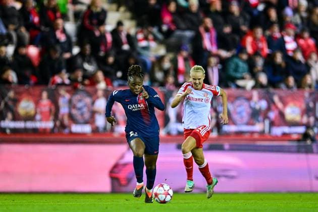 v.li.: Sandy Baltimoe (PSG, 21) Pernille Harder (FC Bayern München, FCB, 21) im Zweikampf, Duell, duel, tackle, Dynamik, Action, Aktion, 30.01.2024, München (Deutschland), Fussball, UEFA Womens Champions League, Gruppe C, FC Bayern München - Paris Saint-Germain