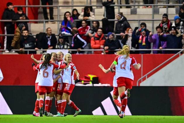 Spielerinnen des FC Bayern mit Torjubel, Jubel, Torjubel, Torerfolg, celebrate the goal, goal, celebration, Jubel ueber das Tor zum 2:1 durch Sydney Lohmann (FC Bayern München, FCB, 12) (3.v.li.), optimistisch, Action, Aktion, 30.01.2024, München (Deutschland), Fussball, UEFA Womens Champions League, Gruppe C, FC Bayern München - Paris Saint-Germain