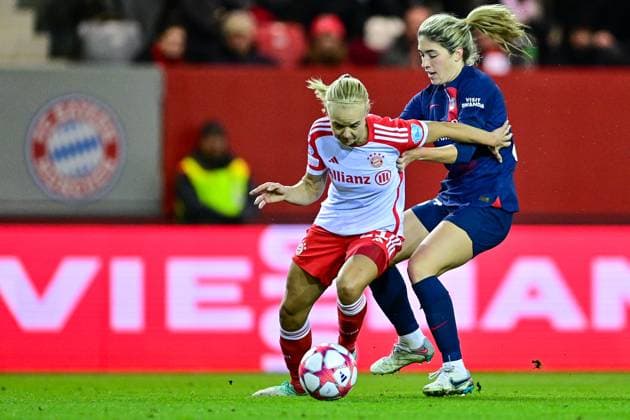 v.li.: Pernille Harder (FC Bayern München, FCB, 21) Korbin Albert (PSG, 24) im Zweikampf, Duell, duel, tackle, Dynamik, Action, Aktion, 30.01.2024, München (Deutschland), Fussball, UEFA Womens Champions League, Gruppe C, FC Bayern München - Paris Saint-Germain