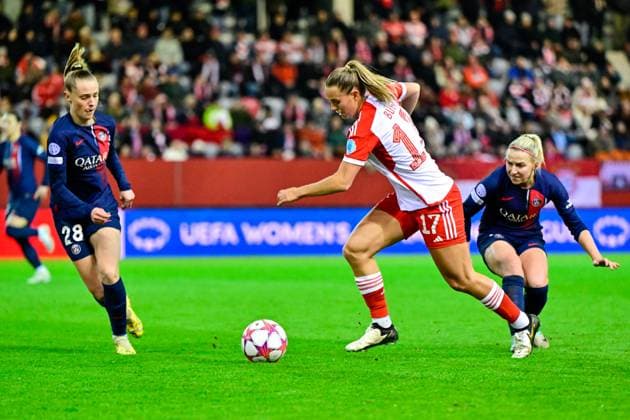 v.li.: Jade Le Guilly (PSG, 28) Klara Bühl (FC Bayern München, FCB, 17) Jackie Groenen (PSG, 14) im Zweikampf, Duell, duel, tackle, Dynamik, Action, Aktion, 30.01.2024, München (Deutschland), Fussball, UEFA Womens Champions League, Gruppe C, FC Bayern München - Paris Saint-Germain