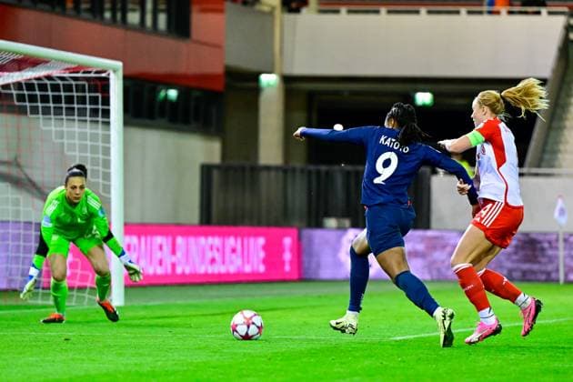 v.li.: Maria Luisa Grohs (Torwart, Torfrau, FC Bayern München, FCB, 22) Marie-Antoinette Katoto (PSG, 9) Glodis Perla Viggosdottir (FC Bayern München , 4) im Zweikampf, Duell, duel, tackle, Dynamik, Action, Aktion, 30.01.2024, München (Deutschland), Fussball, UEFA Womens Champions League, Gruppe C, FC Bayern München - Paris Saint-Germain