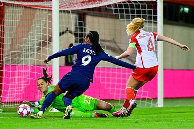 v.li.: Maria Luisa Grohs (Torwart, Torfrau, FC Bayern München, FCB, 22) Marie-Antoinette Katoto (PSG, 9) Glodis Perla Viggosdottir (FC Bayern München , 4) im Zweikampf, Duell, duel, tackle, Dynamik, Action, Aktion, 30.01.2024, München (Deutschland), Fussball, UEFA Womens Champions League, Gruppe C, FC Bayern München - Paris Saint-Germain