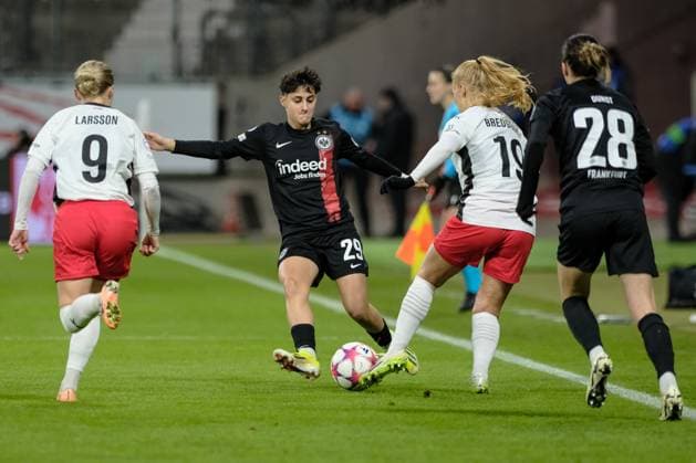 Dilara Acikgoez (Eintracht Frankfurt, 29) im Zweikampf mit Sofie Bredgaard (FC Rosengard, 19), GER, Eintracht Frankfurt vs. FC Rosengard, Fussball, UEFA Womens Champions League, Gruppenphase, 6. Spieltag, Saison 2023 2024, 31.01.2024. GER, Eintracht Frankfurt vs. FC Rosengard, Fussball, UEFA Womens Champions League, Gruppenphase, 6. Spieltag, Saison 2023 2024, 31.01.2024. Frankfurt Copyright: xEibner-Pressefoto FlorianxWieganx EP_FWD