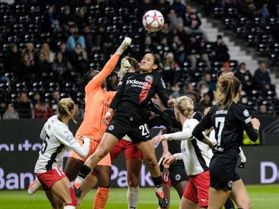 Sport Bilder des Tages Angel Mukasa (FC Rosengard, 12) im Zweikampf mit Ilayda Acikgoez (Eintracht Frankfurt, 20), GER, Eintracht Frankfurt vs. FC Rosengard, Fussball, UEFA Womens Champions League, Gruppenphase, 6. Spieltag, Saison 2023 2024, 31.01.2024. GER, Eintracht Frankfurt vs. FC Rosengard, Fussball, UEFA Womens Champions League, Gruppenphase, 6. Spieltag, Saison 2023 2024, 31.01.2024. Frankfurt Copyright: xEibner-Pressefoto FlorianxWieganx EP_FWD