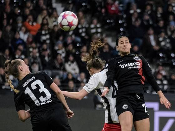 Ilayda Acikgoez (Eintracht Frankfurt, 20) und Bea Sprung (FC Rosengard, 40) beim Kopfball, GER, Eintracht Frankfurt vs. FC Rosengard, Fussball, UEFA Womens Champions League, Gruppenphase, 6. Spieltag, Saison 2023 2024, 31.01.2024. GER, Eintracht Frankfurt vs. FC Rosengard, Fussball, UEFA Womens Champions League, Gruppenphase, 6. Spieltag, Saison 2023 2024, 31.01.2024. Frankfurt Copyright: xEibner-Pressefoto FlorianxWieganx EP_FWD