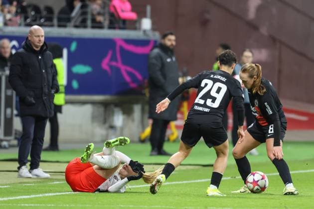 31.01.2024, xusrbx, Fussball Champions League Frauen, Eintracht Frankfurt Frauen - FC Rosengard emspor, v.l. Emilia Larsson (FC Rosengard, 9), Dilara Acikgoez (Eintracht Frankfurt, 29), Lisanne Graewe (Eintracht Frankfurt, 8), (DFL DFB REGULATIONS PROHIBIT ANY USE OF PHOTOGRAPHS as IMAGE SEQUENCES and or QUASI-VIDEO) Frankfurt am Main