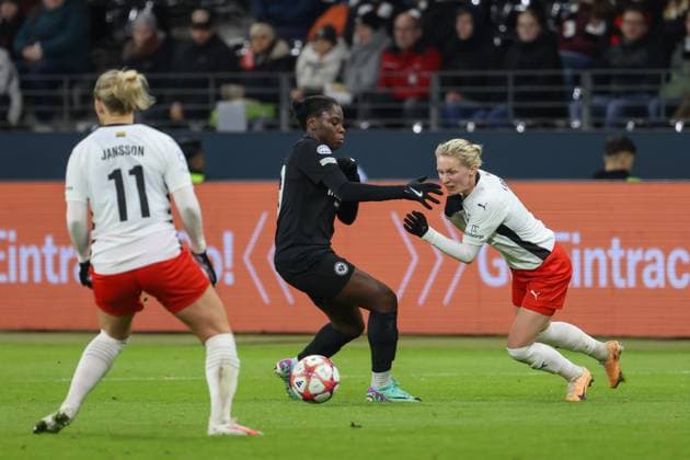 31.01.2024, xusrbx, Fussball Champions League Frauen, Eintracht Frankfurt Frauen - FC Rosengard emspor, v.l. Emma Jansson (FC Rosengard, 11), Nicole Anyomi (Eintracht Frankfurt, 19), Emilia Larsson (FC Rosengard, 9), (DFL DFB REGULATIONS PROHIBIT ANY USE OF PHOTOGRAPHS as IMAGE SEQUENCES and or QUASI-VIDEO) Frankfurt am Main