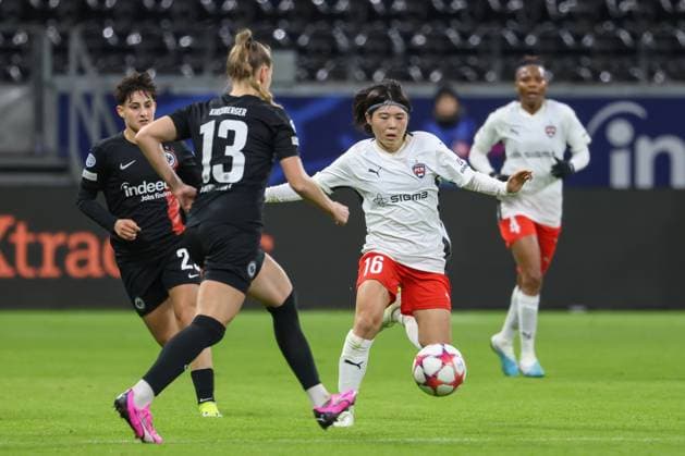 31.01.2024, xusrbx, Fussball Champions League Frauen, Eintracht Frankfurt Frauen - FC Rosengard emspor, v.l. Dilara Acikgoez (Eintracht Frankfurt, 29), Virginia Kirchberger (Eintracht Frankfurt, 13), Mai Kadowaki (FC Rosengard, 16), (DFL DFB REGULATIONS PROHIBIT ANY USE OF PHOTOGRAPHS as IMAGE SEQUENCES and or QUASI-VIDEO) Frankfurt am Main