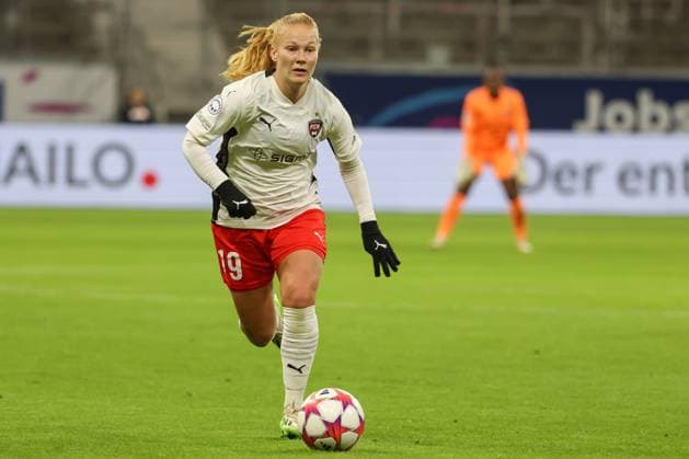 31.01.2024, xusrbx, Fussball Champions League Frauen, Eintracht Frankfurt Frauen - FC Rosengard emspor, Sofie Bredgaard (FC Rosengard, 19), Aktion, Einzelbild, Freisteller, mit Ball, (DFL DFB REGULATIONS PROHIBIT ANY USE OF PHOTOGRAPHS as IMAGE SEQUENCES and or QUASI-VIDEO) Frankfurt am Main