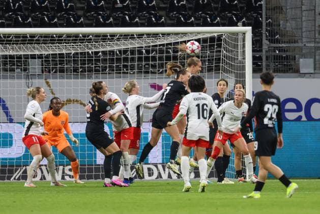 31.01.2024, xusrbx, Fussball Champions League Frauen, Eintracht Frankfurt Frauen - FC Rosengard emspor, v.l. Lara Prasnikar (Eintracht Frankfurt, 7), Guorun Arnardottir (FC Rosengard, 3), Mai Kadowaki (FC Rosengard, 16), Strafraum, Strafraumszene, Kopfball, Kopfballduell, (DFL DFB REGULATIONS PROHIBIT ANY USE OF PHOTOGRAPHS as IMAGE SEQUENCES and or QUASI-VIDEO) Frankfurt am Main