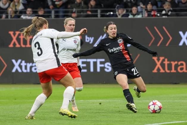 31.01.2024, xusrbx, Fussball Champions League Frauen, Eintracht Frankfurt Frauen - FC Rosengard emspor, v.l. Guorun Arnardottir (FC Rosengard, 3), Emilia Larsson (FC Rosengard, 9), Barbara Dunst (Eintracht Frankfurt, 28), (DFL DFB REGULATIONS PROHIBIT ANY USE OF PHOTOGRAPHS as IMAGE SEQUENCES and or QUASI-VIDEO) Frankfurt am Main