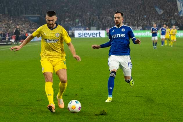 2. Fussball Bundesliga, FC Schalke 04 - Eintracht Braunschweig, 03.02.2024 Hasan Kurucay (Eintracht Braunschweig, 29), Kenan Karaman (FC Schalke 04, 19). 2. Fussball-Bundesliga, FC Schalke 04 - Eintracht Braunschweig, 20. Spieltag, am 03.02.2024, Veltins-Arena, Gelsenkirchen DFL regulations prohibit any use of photographs as image sequences and or quasi-video Copyright: xBEAUTIFULxSPORTS Meuselx