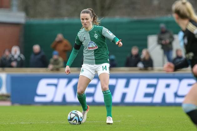 v.li.: Michaela Brandenburg (SV Werder Bremen, 14) am Ball, Einzelbild, Ganzkörper, Aktion, Action, Spielszene, DIE DFB-RICHTLINIEN UNTERSAGEN JEGLICHE NUTZUNG VON FOTOS ALS SEQUENZBILDER UND ODER VIDEOÄHNLICHE FOTOSTRECKEN. DFB REGULATIONS PROHIBIT ANY USE OF PHOTOGRAPHS AS IMAGE SEQUENCES AND OR QUASI-VIDEO., 03.02.2024, Bremen (Deutschland), Fussball, Google Pixel Frauen-Bundesliga, SV Werder Bremen - 1. FC Nürnberg