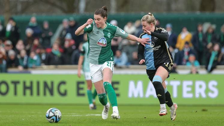 v.li.: Chiara Hahn (SV Werder Bremen, 21) und Selma Magnusdottir (1. FC Nürnberg, 37) im Zweikampf, Duell, Dynamik, Aktion, Action, Spielszene, DIE DFB-RICHTLINIEN UNTERSAGEN JEGLICHE NUTZUNG VON FOTOS ALS SEQUENZBILDER UND ODER VIDEOÄHNLICHE FOTOSTRECKEN. DFB REGULATIONS PROHIBIT ANY USE OF PHOTOGRAPHS AS IMAGE SEQUENCES AND OR QUASI-VIDEO., 03.02.2024, Bremen (Deutschland), Fussball, Google Pixel Frauen-Bundesliga, SV Werder Bremen - 1. FC Nürnberg