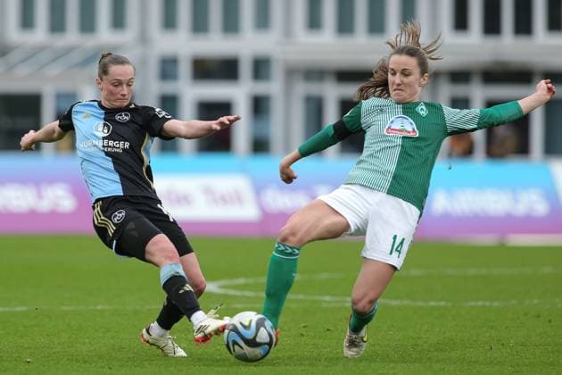 v.li.: Vanessa Haim (1. FC Nürnberg, 19) und Michaela Brandenburg (SV Werder Bremen, 14) im Zweikampf, Duell, Dynamik, Aktion, Action, Spielszene, DIE DFB-RICHTLINIEN UNTERSAGEN JEGLICHE NUTZUNG VON FOTOS ALS SEQUENZBILDER UND ODER VIDEOÄHNLICHE FOTOSTRECKEN. DFB REGULATIONS PROHIBIT ANY USE OF PHOTOGRAPHS AS IMAGE SEQUENCES AND OR QUASI-VIDEO., 03.02.2024, Bremen (Deutschland), Fussball, Google Pixel Frauen-Bundesliga, SV Werder Bremen - 1. FC Nürnberg
