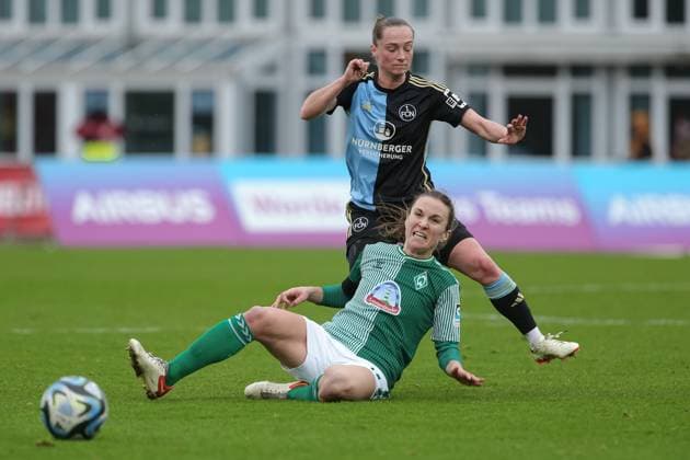 v.li.: Vanessa Haim (1. FC Nürnberg, 19) und Michaela Brandenburg (SV Werder Bremen, 14) im Zweikampf, Duell, Dynamik, Aktion, Action, Spielszene, DIE DFB-RICHTLINIEN UNTERSAGEN JEGLICHE NUTZUNG VON FOTOS ALS SEQUENZBILDER UND ODER VIDEOÄHNLICHE FOTOSTRECKEN. DFB REGULATIONS PROHIBIT ANY USE OF PHOTOGRAPHS AS IMAGE SEQUENCES AND OR QUASI-VIDEO., 03.02.2024, Bremen (Deutschland), Fussball, Google Pixel Frauen-Bundesliga, SV Werder Bremen - 1. FC Nürnberg