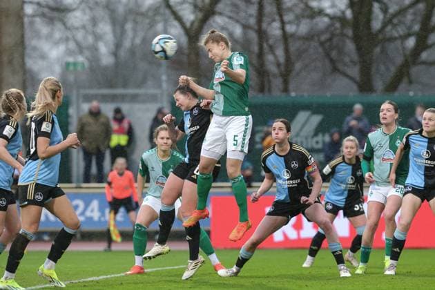 v.li.: Michelle Ulbrich (SV Werder Bremen, 5) erzielt das Tor zum 2:0, Treffer, Highlight, Torerfolg , DIE DFB-RICHTLINIEN UNTERSAGEN JEGLICHE NUTZUNG VON FOTOS ALS SEQUENZBILDER UND ODER VIDEOÄHNLICHE FOTOSTRECKEN. DFB REGULATIONS PROHIBIT ANY USE OF PHOTOGRAPHS AS IMAGE SEQUENCES AND OR QUASI-VIDEO., 03.02.2024, Bremen (Deutschland), Fussball, Google Pixel Frauen-Bundesliga, SV Werder Bremen - 1. FC Nürnberg