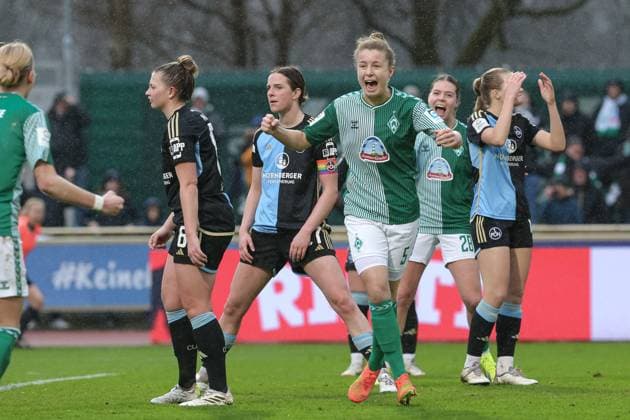 v.li.: Torschützin Michelle Ulbrich (SV Werder Bremen, 5) ämit Torjubel, Jubel, jubeln, jubelt, optimistisch, Spielszene, Highlight, Freude über das Tor zum 2:0, DIE DFB-RICHTLINIEN UNTERSAGEN JEGLICHE NUTZUNG VON FOTOS ALS SEQUENZBILDER UND ODER VIDEOÄHNLICHE FOTOSTRECKEN. DFB REGULATIONS PROHIBIT ANY USE OF PHOTOGRAPHS AS IMAGE SEQUENCES AND OR QUASI-VIDEO., 03.02.2024, Bremen (Deutschland), Fussball, Google Pixel Frauen-Bundesliga, SV Werder Bremen - 1. FC Nürnberg