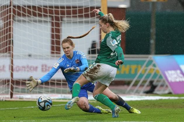 v.li.: Kristin Krammer (Torhüterin, Torwart, 1. FC Nürnberg, 25) und Nina Lührßen (SV Werder Bremen, 27) im Zweikampf, Duell, Dynamik, Aktion, Action, Spielszene, DIE DFB-RICHTLINIEN UNTERSAGEN JEGLICHE NUTZUNG VON FOTOS ALS SEQUENZBILDER UND ODER VIDEOÄHNLICHE FOTOSTRECKEN. DFB REGULATIONS PROHIBIT ANY USE OF PHOTOGRAPHS AS IMAGE SEQUENCES AND OR QUASI-VIDEO., 03.02.2024, Bremen (Deutschland), Fussball, Google Pixel Frauen-Bundesliga, SV Werder Bremen - 1. FC Nürnberg