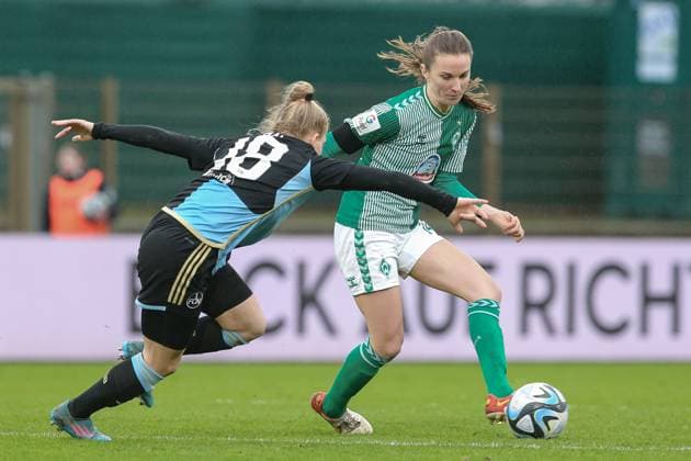 v.li.: Franziska Mai (1. FC Nürnberg, 18) und Michaela Brandenburg (SV Werder Bremen, 14) im Zweikampf, Duell, Dynamik, Aktion, Action, Spielszene, DIE DFB-RICHTLINIEN UNTERSAGEN JEGLICHE NUTZUNG VON FOTOS ALS SEQUENZBILDER UND ODER VIDEOÄHNLICHE FOTOSTRECKEN. DFB REGULATIONS PROHIBIT ANY USE OF PHOTOGRAPHS AS IMAGE SEQUENCES AND OR QUASI-VIDEO., 03.02.2024, Bremen (Deutschland), Fussball, Google Pixel Frauen-Bundesliga, SV Werder Bremen - 1. FC Nürnberg