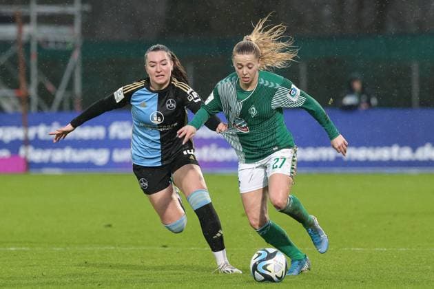 v.li.: Weronika Kaczor (1. FC Nürnberg, 10) und Nina Lührßen (SV Werder Bremen, 27) im Zweikampf, Duell, Dynamik, Aktion, Action, Spielszene, DIE DFB-RICHTLINIEN UNTERSAGEN JEGLICHE NUTZUNG VON FOTOS ALS SEQUENZBILDER UND ODER VIDEOÄHNLICHE FOTOSTRECKEN. DFB REGULATIONS PROHIBIT ANY USE OF PHOTOGRAPHS AS IMAGE SEQUENCES AND OR QUASI-VIDEO., 03.02.2024, Bremen (Deutschland), Fussball, Google Pixel Frauen-Bundesliga, SV Werder Bremen - 1. FC Nürnberg