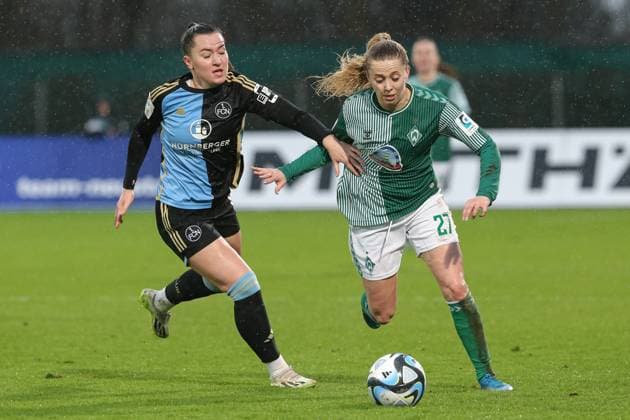 v.li.: Weronika Kaczor (1. FC Nürnberg, 10) und Nina Lührßen (SV Werder Bremen, 27) im Zweikampf, Duell, Dynamik, Aktion, Action, Spielszene, DIE DFB-RICHTLINIEN UNTERSAGEN JEGLICHE NUTZUNG VON FOTOS ALS SEQUENZBILDER UND ODER VIDEOÄHNLICHE FOTOSTRECKEN. DFB REGULATIONS PROHIBIT ANY USE OF PHOTOGRAPHS AS IMAGE SEQUENCES AND OR QUASI-VIDEO., 03.02.2024, Bremen (Deutschland), Fussball, Google Pixel Frauen-Bundesliga, SV Werder Bremen - 1. FC Nürnberg
