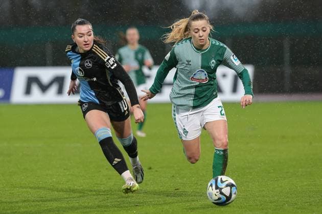 v.li.: Weronika Kaczor (1. FC Nürnberg, 10) und Nina Lührßen (SV Werder Bremen, 27) im Zweikampf, Duell, Dynamik, Aktion, Action, Spielszene, DIE DFB-RICHTLINIEN UNTERSAGEN JEGLICHE NUTZUNG VON FOTOS ALS SEQUENZBILDER UND ODER VIDEOÄHNLICHE FOTOSTRECKEN. DFB REGULATIONS PROHIBIT ANY USE OF PHOTOGRAPHS AS IMAGE SEQUENCES AND OR QUASI-VIDEO., 03.02.2024, Bremen (Deutschland), Fussball, Google Pixel Frauen-Bundesliga, SV Werder Bremen - 1. FC Nürnberg