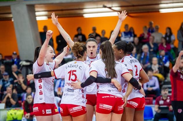 Anastasia Cekulaev (SC Potsdam, 14), Mitte - Jubel mit Team Allianz MTV Stuttgart - SC Potsdam, Volleyball Bundesliga, Frauen, VBL, Saison 2023 24, 03.02.2024, Stuttgart (SCHARRena), DEU Allianz MTV Stuttgart - SC Potsdam, Sport, Volleyball Bundesliga, Frauen, VBL, Saison 2023 24, 03.02.2024, Stuttgart (SCHARRena), DEU Stuttgart Copyright: xSandyxDinkelackerx EP_SDR