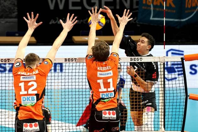 DEU, DVV, 1.VBL, BR Volleys vs. TSV Haching Muenchen, 03.02.2024, Max-Schmeling-Halle, Berlin, DEU, DVV, 1.VBL, BR Volleys vs. TSV Haching Muenchen, im Bild Saso Stalekar (BR Volleys 12), Cody Kessel (BR Volleys 11), Austin Matautia (Haching Muenchen 7) Foto: Juergen Engler nordphoto GmbH