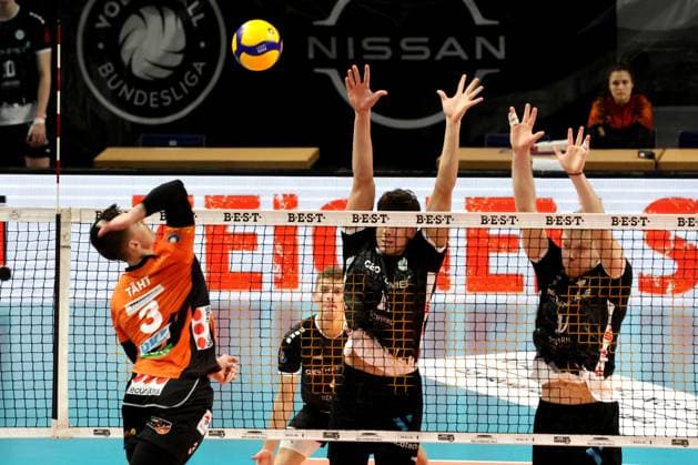DEU, DVV, 1.VBL, BR Volleys vs. TSV Haching Muenchen, 03.02.2024, Max-Schmeling-Halle, Berlin, DEU, DVV, 1.VBL, BR Volleys vs. TSV Haching Muenchen, im Bild Robert Taeht (BR Volleys 3), Juro Petrusic (Haching Muenchen 11), Mark Gumenjuk (Haching Muenchen 13) Foto: Juergen Engler nordphoto GmbH