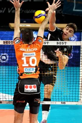 DEU, DVV, 1.VBL, BR Volleys vs. TSV Haching Muenchen, 03.02.2024, Max-Schmeling-Halle, Berlin, DEU, DVV, 1.VBL, BR Volleys vs. TSV Haching Muenchen, im Bild Daniel Malescha (BR Volleys 10), Juro Petrusic (Haching Muenchen 11) Foto: Juergen Engler nordphoto GmbH