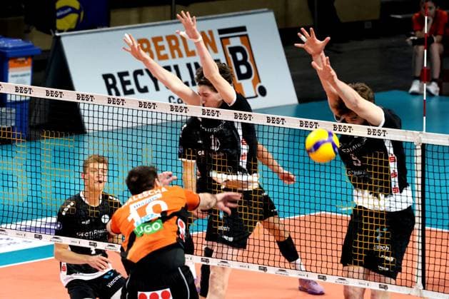 DEU, DVV, 1.VBL, BR Volleys vs. TSV Haching Muenchen, 03.02.2024, Max-Schmeling-Halle, Berlin, DEU, DVV, 1.VBL, BR Volleys vs. TSV Haching Muenchen, im Bild Daniel Malescha (BR Volleys 10), Daniel Guenther (Haching Muenchen 10), Ian Schein (Haching Muenchen 9) Foto: Juergen Engler nordphoto GmbH