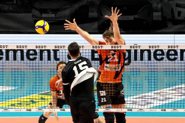 DEU, DVV, 1.VBL, BR Volleys vs. TSV Haching Muenchen, 03.02.2024, Max-Schmeling-Halle, Berlin, DEU, DVV, 1.VBL, BR Volleys vs. TSV Haching Muenchen, im Bild Tobias Krick (BR Volleys 21), Ruben Lopez Garcia (Haching Muenchen 15) Foto: Juergen Engler nordphoto GmbH