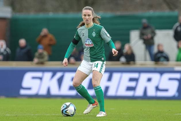 v.li.: Michaela Brandenburg (SV Werder Bremen, 14) am Ball, Freisteller, Einzelbild, Ganzkörper, Aktion, Action, Spielszene, DIE DFB-RICHTLINIEN UNTERSAGEN JEGLICHE NUTZUNG VON FOTOS ALS SEQUENZBILDER UND ODER VIDEOÄHNLICHE FOTOSTRECKEN. DFB REGULATIONS PROHIBIT ANY USE OF PHOTOGRAPHS AS IMAGE SEQUENCES AND OR QUASI-VIDEO., 03.02.2024, Bremen (Deutschland), Fussball, Google Pixel Frauen-Bundesliga, SV Werder Bremen - 1. FC Nürnberg