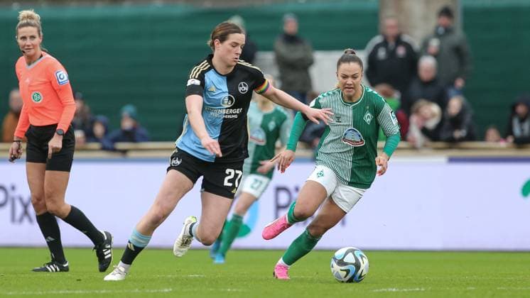 v.li.: Lara Schmidt (1. FC Nürnberg, 27) und Maja Sternad (SV Werder Bremen, 11) im Zweikampf, Duell, Dynamik, Aktion, Action, Spielszene, DIE DFB-RICHTLINIEN UNTERSAGEN JEGLICHE NUTZUNG VON FOTOS ALS SEQUENZBILDER UND ODER VIDEOÄHNLICHE FOTOSTRECKEN. DFB REGULATIONS PROHIBIT ANY USE OF PHOTOGRAPHS AS IMAGE SEQUENCES AND OR QUASI-VIDEO., 03.02.2024, Bremen (Deutschland), Fussball, Google Pixel Frauen-Bundesliga, SV Werder Bremen - 1. FC Nürnberg