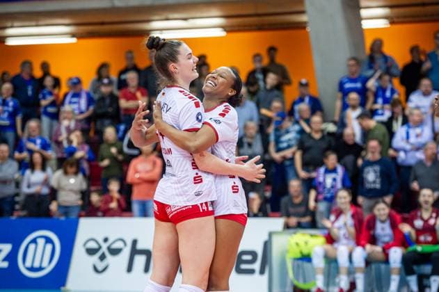 Anastasia Cekulaev (SC Potsdam, 14), li. freut sich mit Breland Morrissette (SC Potsdam, 02) - Umarmung Allianz MTV Stuttgart - SC Potsdam, Volleyball Bundesliga, Frauen, VBL, Saison 2023 24, 03.02.2024, Stuttgart (SCHARRena), DEU Allianz MTV Stuttgart - SC Potsdam, Sport, Volleyball Bundesliga, Frauen, VBL, Saison 2023 24, 03.02.2024, Stuttgart (SCHARRena), DEU Stuttgart Copyright: xSandyxDinkelackerx EP_SDR