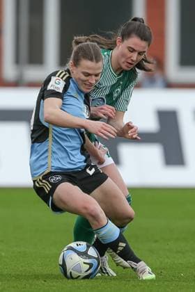 v.li.: Nastassja Lein (1. FC Nürnberg, 24) und Chiara Hahn (SV Werder Bremen, 21) im Zweikampf, Duell, Dynamik, Aktion, Action, Spielszene, DIE DFB-RICHTLINIEN UNTERSAGEN JEGLICHE NUTZUNG VON FOTOS ALS SEQUENZBILDER UND ODER VIDEOÄHNLICHE FOTOSTRECKEN. DFB REGULATIONS PROHIBIT ANY USE OF PHOTOGRAPHS AS IMAGE SEQUENCES AND OR QUASI-VIDEO., 03.02.2024, Bremen (Deutschland), Fussball, Google Pixel Frauen-Bundesliga, SV Werder Bremen - 1. FC Nürnberg