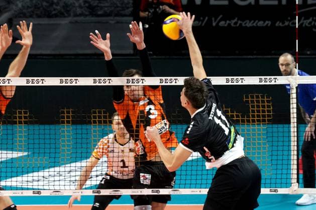 DEU, DVV, 1.VBL, BR Volleys vs. TSV Haching Muenchen, 03.02.2024, Max-Schmeling-Halle, Berlin, DEU, DVV, 1.VBL, BR Volleys vs. TSV Haching Muenchen, im Bild Robert Taeht (BR Volleys 3), Juro Petrusic (Haching Muenchen 11) Foto: Juergen Engler nordphoto GmbH