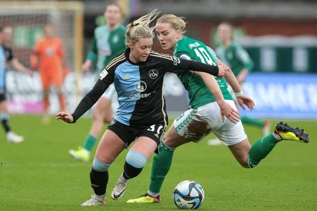 v.li.: Selma Magnusdottir (1. FC Nürnberg, 37) und Lina Hausicke (SV Werder Bremen, 18) im Zweikampf, Duell, Dynamik, Aktion, Action, Spielszene, DIE DFB-RICHTLINIEN UNTERSAGEN JEGLICHE NUTZUNG VON FOTOS ALS SEQUENZBILDER UND ODER VIDEOÄHNLICHE FOTOSTRECKEN. DFB REGULATIONS PROHIBIT ANY USE OF PHOTOGRAPHS AS IMAGE SEQUENCES AND OR QUASI-VIDEO., 03.02.2024, Bremen (Deutschland), Fussball, Google Pixel Frauen-Bundesliga, SV Werder Bremen - 1. FC Nürnberg