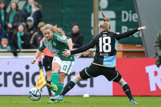 v.li.: Ricarda Walkling (SV Werder Bremen, 13) und Franziska Mai (1. FC Nürnberg, 18) im Zweikampf, Duell, Dynamik, Aktion, Action, Spielszene, DIE DFB-RICHTLINIEN UNTERSAGEN JEGLICHE NUTZUNG VON FOTOS ALS SEQUENZBILDER UND ODER VIDEOÄHNLICHE FOTOSTRECKEN. DFB REGULATIONS PROHIBIT ANY USE OF PHOTOGRAPHS AS IMAGE SEQUENCES AND OR QUASI-VIDEO., 03.02.2024, Bremen (Deutschland), Fussball, Google Pixel Frauen-Bundesliga, SV Werder Bremen - 1. FC Nürnberg