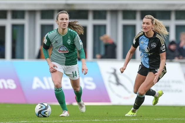 v.li.: Michaela Brandenburg (SV Werder Bremen, 14) und Medina Desic (1. FC Nürnberg, 30) im Zweikampf, Duell, Dynamik, Aktion, Action, Spielszene, DIE DFB-RICHTLINIEN UNTERSAGEN JEGLICHE NUTZUNG VON FOTOS ALS SEQUENZBILDER UND ODER VIDEOÄHNLICHE FOTOSTRECKEN. DFB REGULATIONS PROHIBIT ANY USE OF PHOTOGRAPHS AS IMAGE SEQUENCES AND OR QUASI-VIDEO., 03.02.2024, Bremen (Deutschland), Fussball, Google Pixel Frauen-Bundesliga, SV Werder Bremen - 1. FC Nürnberg