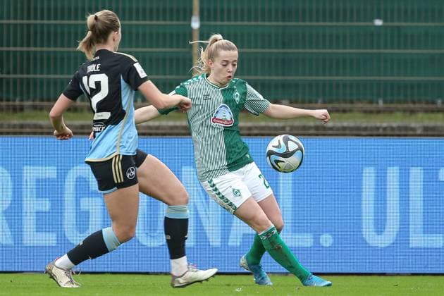 v.li.: Amelie Thöle (1. FC Nürnberg, 12) und Nina Lührßen (SV Werder Bremen, 27) im Zweikampf, Duell, Dynamik, Aktion, Action, Spielszene, DIE DFB-RICHTLINIEN UNTERSAGEN JEGLICHE NUTZUNG VON FOTOS ALS SEQUENZBILDER UND ODER VIDEOÄHNLICHE FOTOSTRECKEN. DFB REGULATIONS PROHIBIT ANY USE OF PHOTOGRAPHS AS IMAGE SEQUENCES AND OR QUASI-VIDEO., 03.02.2024, Bremen (Deutschland), Fussball, Google Pixel Frauen-Bundesliga, SV Werder Bremen - 1. FC Nürnberg